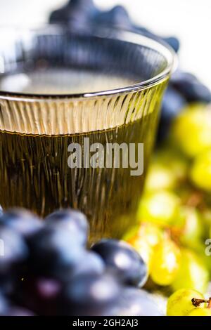 Vino bianco georgiano secco Tibaani in bicchiere Foto Stock