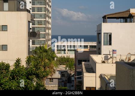 Tel Aviv, Israele - 16 agosto 2021: Un paesaggio urbano del sud di Tel Aviv, Israele, con una vista sul mare mediterraneo. Tel Aviv, Israele - 16 agosto Foto Stock