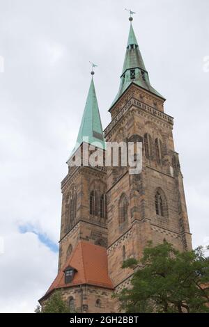 Chiesa in Nurnberg Germania. Due torri nel cielo. Foto Stock
