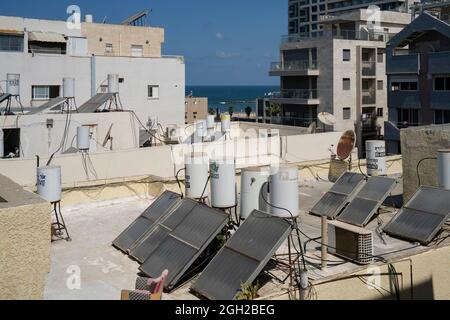 Tel Aviv, Israele - 16 agosto 2021: Una vista panoramica del sud di Tel Aviv, Israele, con uno sguardo del mare mediterraneo. Multiple acqua solare boile Foto Stock