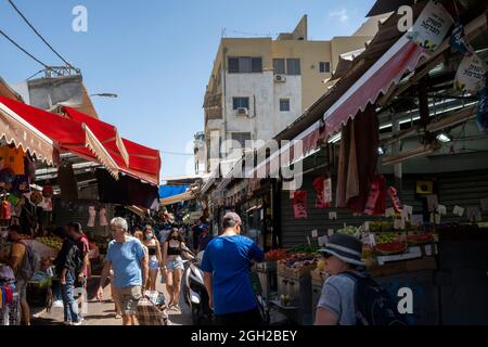 Tel Aviv, Israele - 16 agosto 2021: Hakarmel mercato nel sud di Tel Aviv è un popolare e affollato sito di shopping. Tuttavia, solo una frazione del visitatore Foto Stock