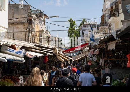 Tel Aviv, Israele - 16 agosto 2021: Hakarmel mercato nel sud di Tel Aviv è un popolare e affollato sito di shopping. Tuttavia, solo una frazione del visitatore Foto Stock