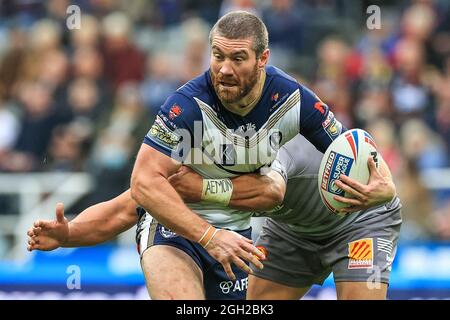 Kyle Amor (16) di Sant'Elena è affrontata da Sam Kasiano (28) di Dragoni Catalani in, il 9/4/2021. (Foto di Mark Cosgrove/News Images/Sipa USA) Credit: Sipa USA/Alamy Live News Foto Stock