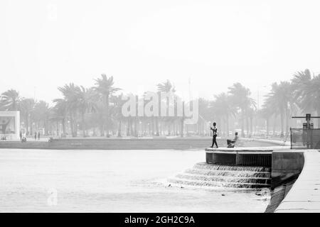 DOHA, QATAR - 01 marzo 2019: Un primo piano di una piccola vista costiera dal lungomare di Doha Corniche a Doha, Qatar Foto Stock