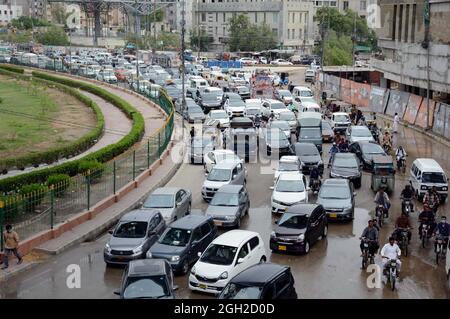 Un gran numero di veicoli bloccati in ingorghi dopo un pesante versamento di monsone stagione, mostrando la negligenza del dipartimento interessato, situato sulla strada principale Korangi a Karachi il Sabato 04 settembre 2021. Foto Stock