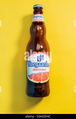 Tyumen, Russia-25 maggio 2021: Lattina di alluminio Hoegaarden birra. Con aroma di pompelmo Foto Stock