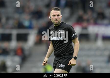 Arbitro Liam Moore in azione durante il gioco Foto Stock