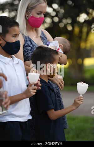 Quantico, Stati Uniti. 2 settembre 2021. I marines degli Stati Uniti e i membri della famiglia illuminano le candele durante una veglia in memoria dei 13 membri di servizio uccisi durante l'evacuazione di Kabul fuori della Marine Memorial Chapel 2 settembre 2021 a Quantico, Virginia, USA. Credito: LCpl. Joseph Cooper/US Marines Photo/Alamy Live News Foto Stock