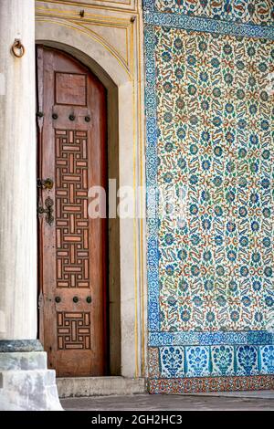 Particolare della porta, colonna e affreschi del cortile interno nel palazzo Topkapi antico a Istanbul, Turchia Foto Stock