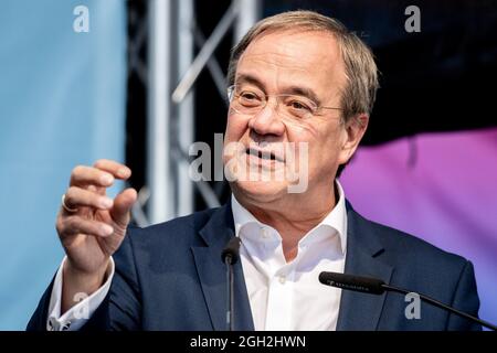 04 settembre 2021, bassa Sassonia, Neustadt am Rübenberge: Armin Laschet, candidato al cancelliere della CDU/CSU e presidente della CDU, parla durante una campagna elettorale nel centro della città. Foto: Hauke-Christian Dittrich/dpa Foto Stock