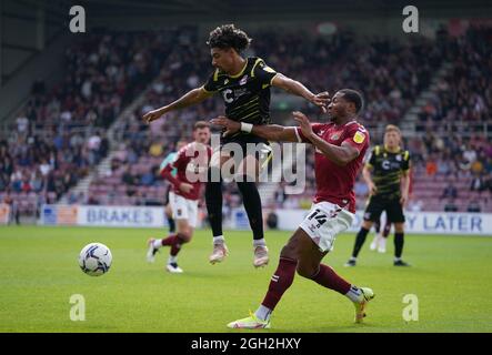 Northampton, Regno Unito. 4 settembre 2021. Devarn Green of Scunthorpe United & Ali Koiki of Northampton Town durante la partita della Sky Bet League 2 tra Northampton Town e Scunthorpe si è unita al Sixfields Stadium di Northampton, Inghilterra, il 4 settembre 2021. Foto di Andy Rowland. Credit: Prime Media Images/Alamy Live News Foto Stock