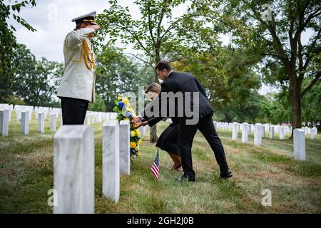 Ucraina prima Lady Olena Zelenska, sinistra, e presidente ucraino Volodymyr Zelenskyy, luogo una corona sul cimitero degli Stati Uniti corpo Marino Gen. Samuel Jaskilka nella Sezione 65 del cimitero nazionale di Arlington 1 settembre 2021 ad Arlington, Virginia. Zelenskyy ha visitato le tombe di diversi membri del servizio polacco americano. Foto Stock