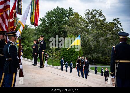 Il presidente ucraino Volodymyr Zelenskyy, a sinistra, e l'esercito degli Stati Uniti Major Gen. Allan Pepin durante una cerimonia di deposito di corone pieno alla tomba del soldato ignoto al cimitero nazionale di Arlington 1 settembre 2021 ad Arlington, Virginia. Foto Stock