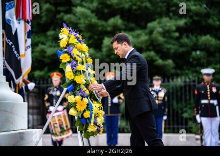 Il presidente ucraino Volodymyr Zelenskyy mette una corona alla tomba del Milite Ignoto al cimitero nazionale di Arlington 1 settembre 2021 ad Arlington, Virginia. Foto Stock