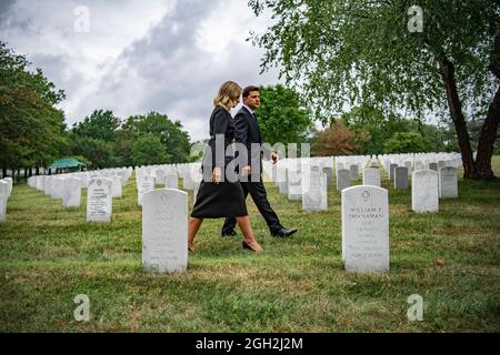 Ucraina prima Lady Olena Zelenska, a sinistra, e presidente ucraino Volodymyr Zelenskyy, passeggiata attraverso la Sezione 65 del cimitero nazionale di Arlington 1 settembre 2021 ad Arlington, Virginia. Zelenskyy ha visitato le tombe di diversi membri del servizio polacco americano. Foto Stock