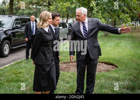 Charles R. Alexander, Jr., soprintendente, cimitero nazionale di Arlington, destra, Escorts Ucraina First Lady Olena Zelenska, sinistra, e presidente ucraino Volodymyr Zelenskyy, centro, durante la loro visita al cimitero nazionale di Arlington 1 settembre 2021 ad Arlington, Virginia. Zelenskyy ha visitato le tombe di diversi membri del servizio polacco americano. Foto Stock