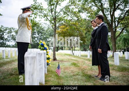 Ucraina First Lady Olena Zelenska, a sinistra, e presidente ucraino Volodymyr Zelenskyy, visitare il cimitero del corpo Marino degli Stati Uniti Gen. Samuel Jaskilka nella Sezione 65 del cimitero nazionale di Arlington 1 settembre 2021 ad Arlington, Virginia. Zelenskyy ha visitato le tombe di diversi membri del servizio polacco americano. Foto Stock