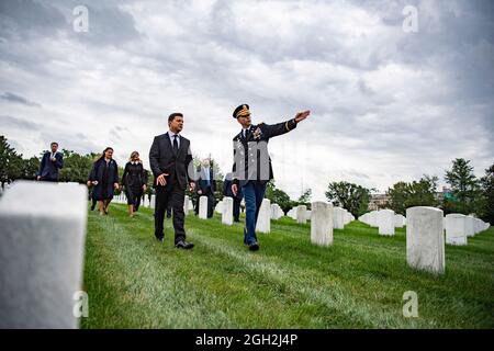 Michael Binetti, a destra, scorts Ucraina primo presidente ucraino Volodymyr Zelenskyy, durante la loro visita al cimitero nazionale di Arlington 1 settembre 2021 ad Arlington, Virginia. Zelenskyy ha visitato le tombe di diversi membri del servizio polacco americano. Foto Stock