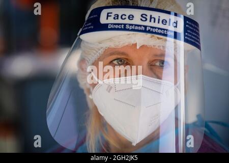 Bucarest, Romania - 4 settembre 2021: Ritratto di una donna caucasica in un centro di vaccinazione Covid-19. Foto Stock