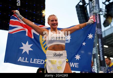 Ebanie Bridges festeggia dopo la vittoria su Mailys Gangloff nel loro concorso internazionale di pesi antamweight durante l'evento di boxe allo stadio Emerald Headingley di Leeds. Data foto: Sabato 4 settembre 2021. Foto Stock