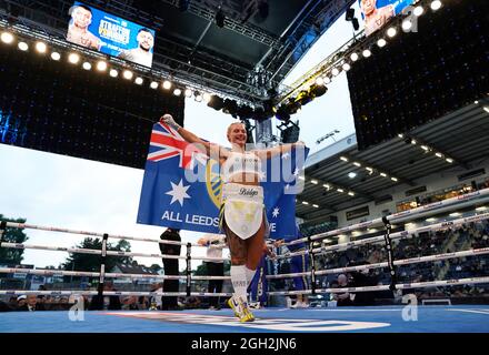 Ebanie Bridges festeggia dopo la vittoria su Mailys Gangloff nel loro concorso internazionale di pesi antamweight durante l'evento di boxe allo stadio Emerald Headingley di Leeds. Data foto: Sabato 4 settembre 2021. Foto Stock