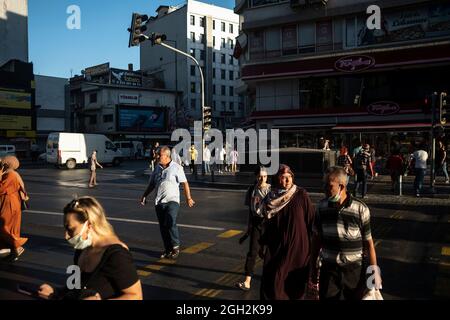 Izmir, Izmir, Turchia. 4 settembre 2021. Persone che attraversano la strada in una bella luce di settembre in Cankaya Avenue. (Credit Image: © Uygar ozel/ZUMA Press Wire) Foto Stock