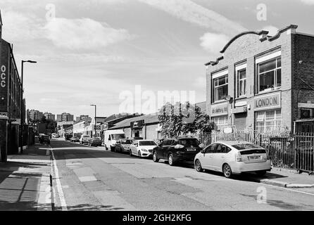 Edifici e aziende commerciali lungo vale Road nel distretto di Harringay Warehouse, North London UK Foto Stock