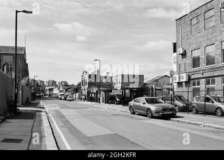 Edifici commerciali e ad uso misto lungo vale Road in Harringay Warehouse District, North London UK Foto Stock