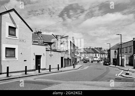 Case a schiera tardo vittoriano lungo vale Road nel distretto di Harringay Warehouse, North London UK Foto Stock