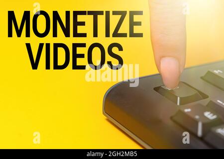 Didascalia concettuale Monetizza video. Panoramica aziendale processo di guadagnare denaro dai tuoi video YouTube caricati mani puntando computer premente Foto Stock