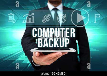 Backup del computer della didascalia concettuale. Parola scritta sull'atto di copiare file e dati su un secondo medium Man in Office Uniform Holding Tablet Foto Stock