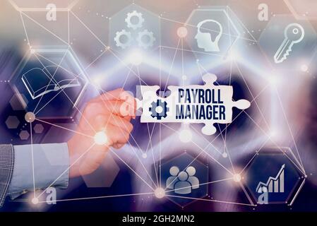 Visualizzazione concettuale di Payroll Manager. Internet Concept mantiene le informazioni sul libro paga progettando i sistemi Hand Holding Jigsaw Puzzle pezzo sbloccare nuovo Foto Stock