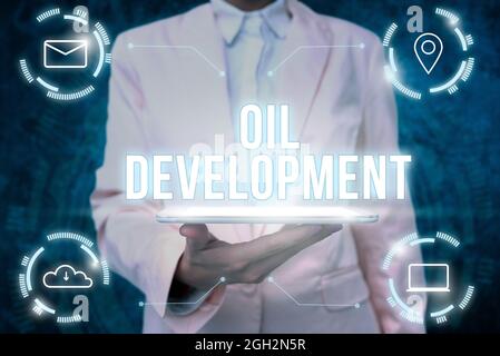 Ispirazione che mostra il segno sviluppo di petrolio. Panoramica aziendale atto o processo di esplorazione di un'area a terra o in mare per Oil Lady Uniform Standing Tablet Foto Stock