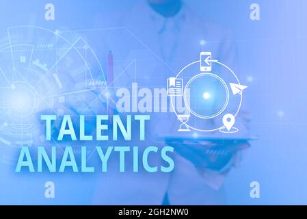 Scrittura a mano segno Talent Analytics. Word for data mining e business analytics tecnica per i dati del talento Donna in Uniform Standing Holding Tablet Foto Stock