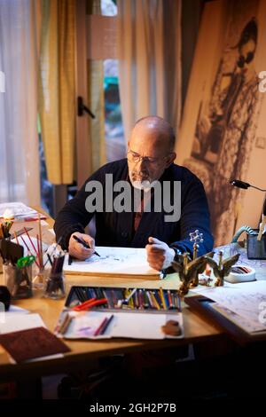 Artista che lavora in studio. Uomo di mezza età che fa opere d'arte creative. Foto Stock