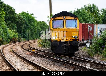 Treno ferroviario GB Railfreight che collega la linea East Suffolk dal porto a binario singolo di Felixstowe line, Westerfield, Suffolk, Regno Unito. Foto Stock