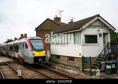 Treno passeggeri GreaterAnglia sulla linea di diramazione di 49 miglia a est di Suffolk tra Ipswich e Lowestoft, Saxmundham, Inghilterra. Foto Stock