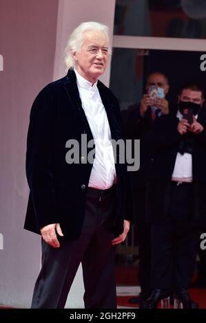 Venezia, Italia. 4 settembre 2021. VENEZIA, ITALIA - SETTEMBRE 04: Jimmy Page partecipa al tappeto rosso del film "diventare LED Zeppelin" durante il 78° Festival Internazionale del Cinema di Venezia, il 04 Settembre 2021 a Venezia. Credit: dpa/Alamy Live News Foto Stock