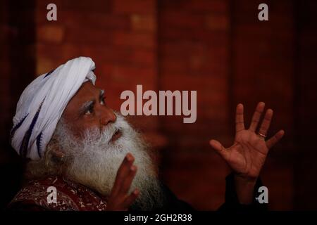 Kathmandu, Nepal. 4 settembre 2021. SADHGURU, un guru e autore indiano dello yoga, che è arrivato a Kathmandu per promuovere il turismo del Nepal, parla ai media durante un incontro stampa presso il Dwarika's Hotel a Kathmandu, Nepal. (Credit Image: © Skanda Gautam/ZUMA Press Wire) Foto Stock