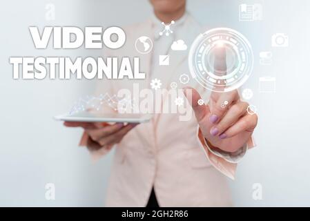 Testimonianza video del segno di scrittura della mano. Concetto che significa una dichiarazione che attesta i vantaggi ricevuti nel video Business Woman toccando i dati digitali Foto Stock