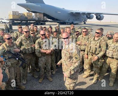 John Rhodes, Task Force Spartan e la 29a Divisione di Fanteria, che comandano il generale, accoglie i soldati della 34a Divisione di Fanteria con sede in Minnesota, il 31 agosto 2021, poco dopo che i loro aerei sbarcarono in Kuwait. Conosciuti come i tori rossi - i soldati della Guardia Nazionale sono stati alcuni degli ultimi soldati americani a lasciare l'Afghanistan. Foto Stock