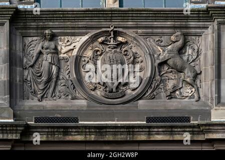 Coat of Arms of Edinburgh sulla Biblioteca Centrale, George IV Bridge, Edimburgo, Scozia, Regno Unito. Foto Stock