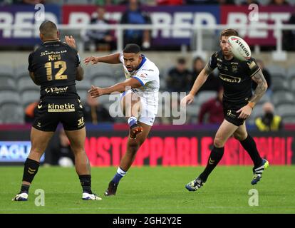 Il Leeds Rhinos' Kruise Leeming (centro) si esibisce durante la partita del Dacia Magic Weekend al St James' Park di Newcastle. Data foto: Sabato 4 settembre 2021. Foto Stock