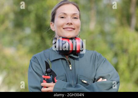 donna giardiniere che posano le cesoie di tenuta Foto Stock