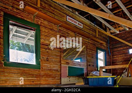 Le tavole di legno e le cinghie di sicurezza non collassano all'interno della fabbrica E. Barq Pop, sede della birra di radice di Barq a Biloxi, Mississippi. Foto Stock