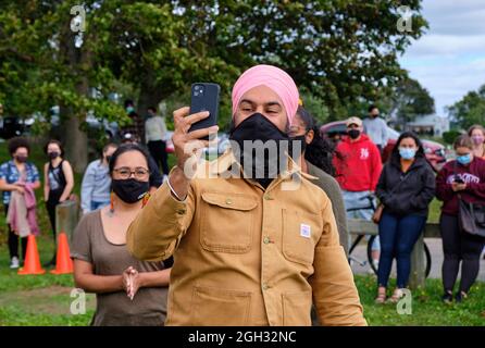 Halifax, Canada. Jagmeet Singh, leader canadese della NDP, ha condotto una campagna a Halifax, incontrando giovani leader locali e facendo scherzosamente selfie con la folla Foto Stock