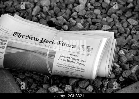 Una copia consegnata a casa di un quotidiano Sunday New York Times di fronte a una casa a Santa Fe, New Mexico. Foto Stock