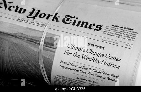 Una copia consegnata a casa di un quotidiano Sunday New York Times di fronte a una casa a Santa Fe, New Mexico. Foto Stock