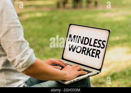 Ispirazione che mostra segno Mindless Worker. Internet Concept non avendo uno scopo intelligente mostrando poca attenzione Online Jobs e lavorare in remoto Foto Stock