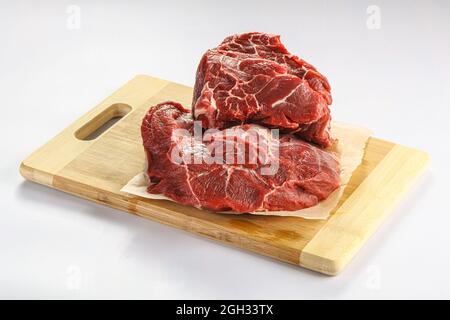 Collo di manzo grezzo isolato sopra bordo Foto Stock